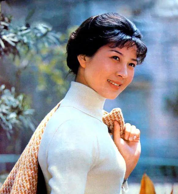 80年代当红女星吴海燕,人称"上影一枝花",如今过得怎么样了?