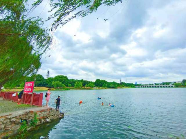 花神湖原为水库,现周围建起了环境优美的小区,雨花区政府和科技馆也在