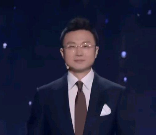 总台李梓萌,刚强,王冰冰等9位主播"一秒换装"!