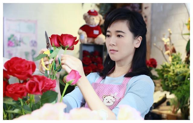 与陈道明闹绯闻后,32岁嫁大20岁男人,左小青到底经历了什么?_腾讯新闻