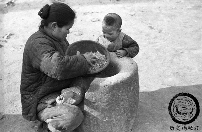 老照片再现1942年的河南大饥荒:树皮都被扒光,路边野狗却长胖了