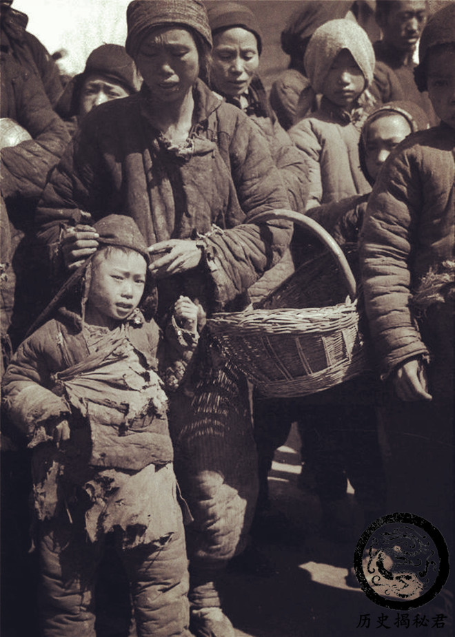 老照片再现1942年的河南大饥荒:树皮都被扒光,路边野狗却长胖了