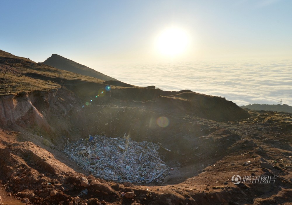 “中国最大观景台”牛背山变垃圾山 (高清组图)