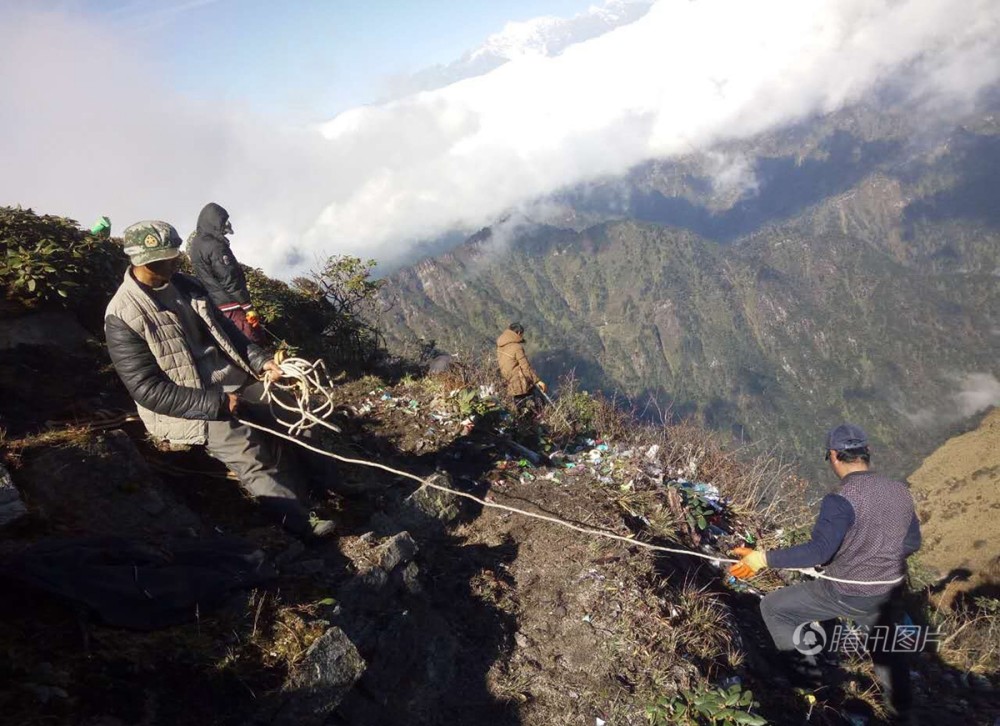 “中国最大观景台”牛背山变垃圾山 (高清组图)