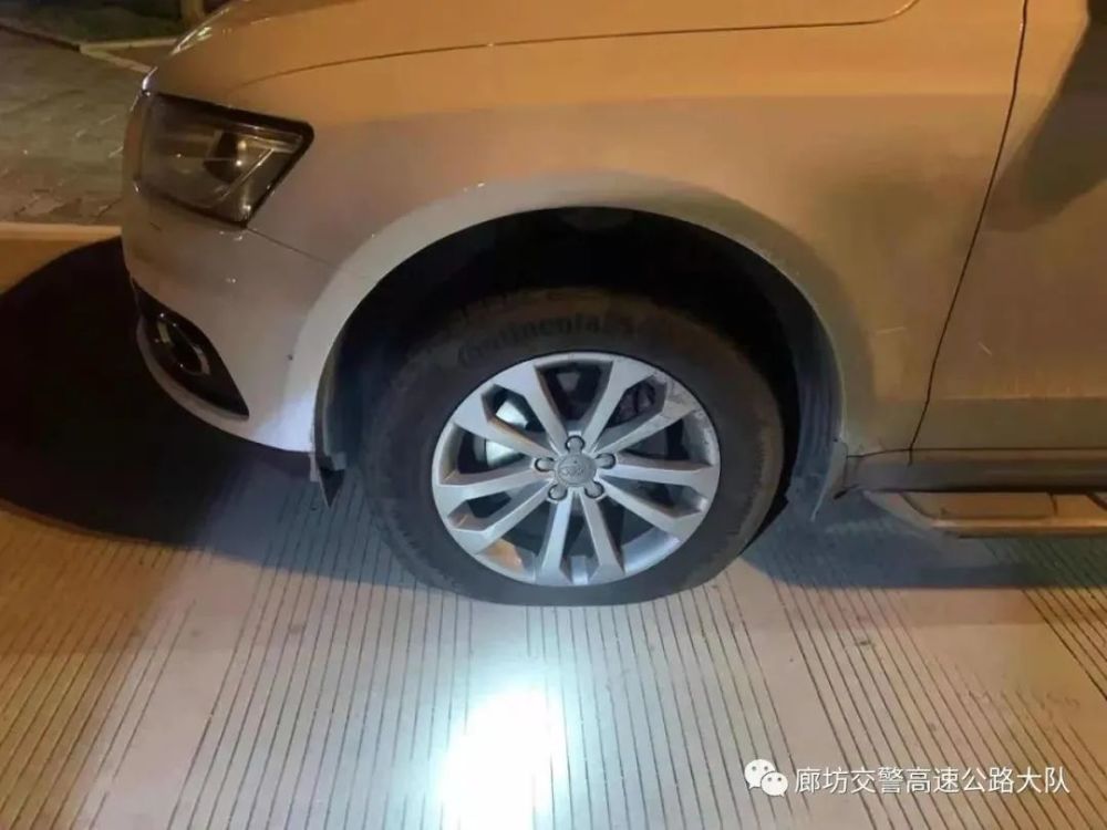 【我为群众办实事】私家车爆胎 高速交警全力相助