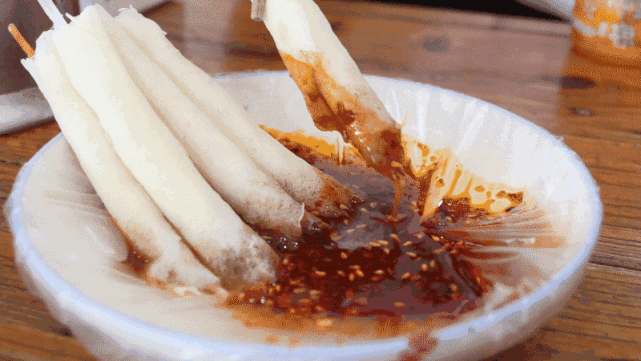 特色美食:葱葱卷 du jiang yan 作为都江堰有名的小吃,来都江堰怎能