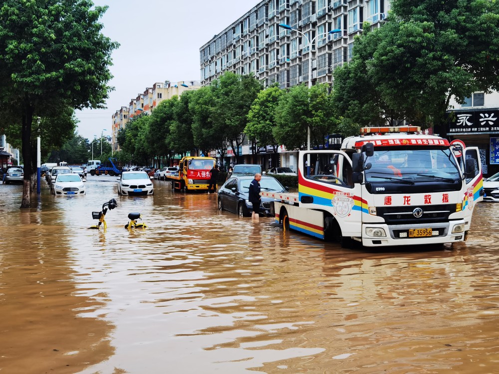 组图直击陕西汉中暴雨!轿车被淹只剩车顶,铲车救出被困居民