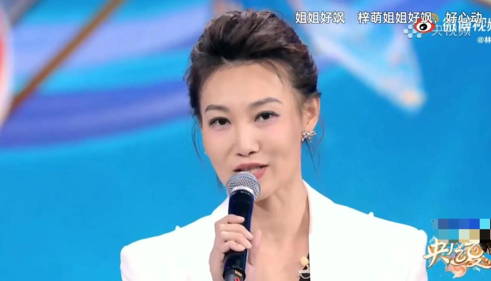 央视九位主播古装亮相,王冰冰甜美,李梓萌月亮姐姐20年没变