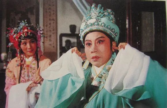 1937年,丽歌唱片公司灌制了施银花,屠杏花演唱的《盘夫索夫》唱片一张