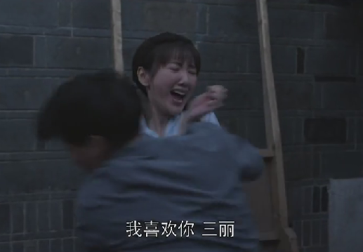 乔家的儿女:三丽对男生有阴影,被堵在巷口拥抱,心理创伤再次加重