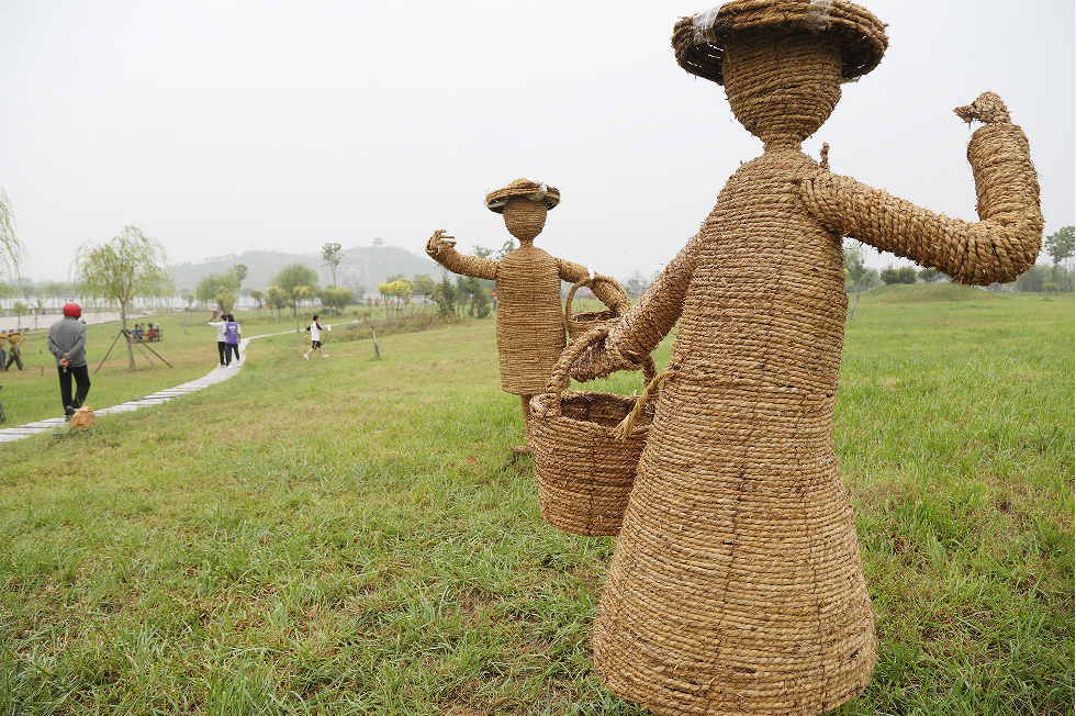 青阳广场又增稻草人新景点!还有梦幻般的雕塑