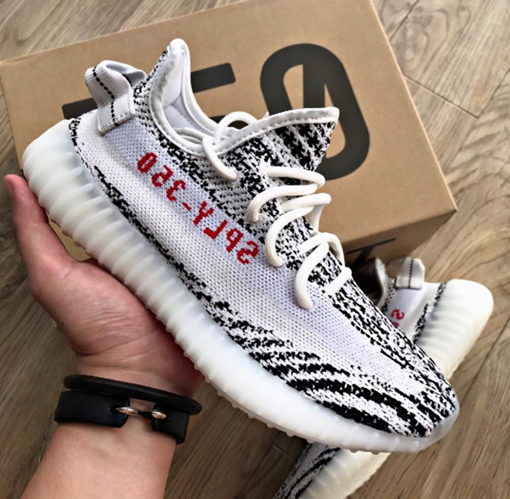 yeezy350斑马,yeezy350白斑马 从动物身上找灵感,yeezy350白斑马彰显个性,拿捏到位不夸张