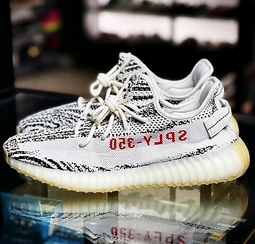 从动物身上找灵感,yeezy350白斑马彰显个性,拿捏到位不夸张