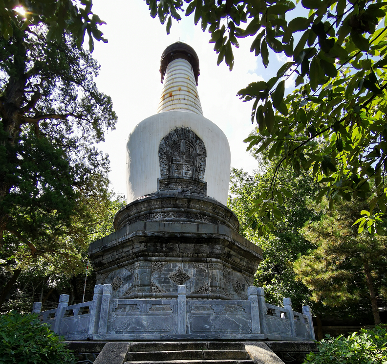 (二)大觉寺白塔 蓝天白塔问天下 细语悄言鸟代答 古往今来文圣心 安邦