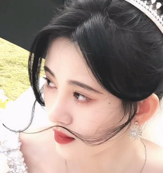 鞠婧祎令人迷惑的直角肩:究竟是励志女神,还是美貌偏执狂?