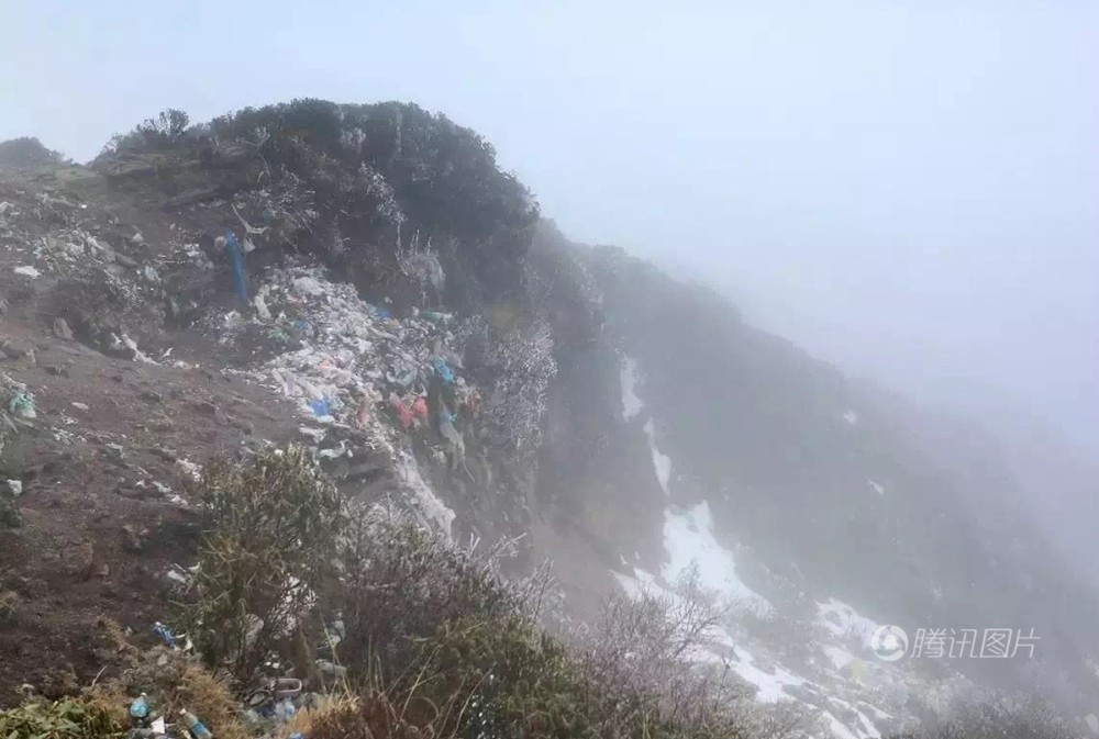 “中国最大观景台”牛背山变垃圾山 (高清组图)