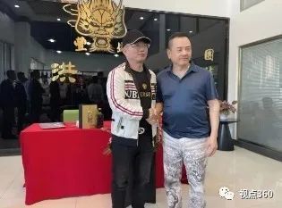 世界洪门主席董事长尹国驹和丰盛洪门荣誉主席路客合影,创办了品牌