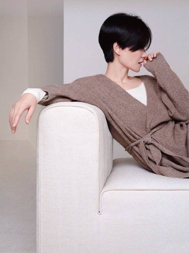 王菲完美诠释"姐就是女王",就算留短发,看着也挺优雅知性的