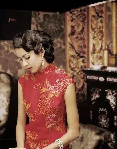 张梓琳穿上旗袍演绎老上海风情,天生尤物,像极了那个时期的女人