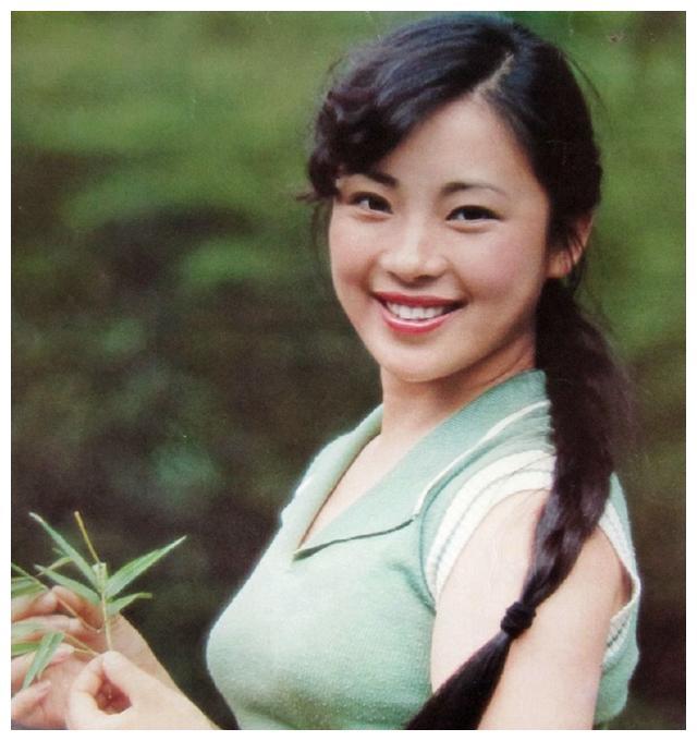 为了利智,李连杰抛弃了原配黄秋燕,黄秋燕现在过得怎么样了?