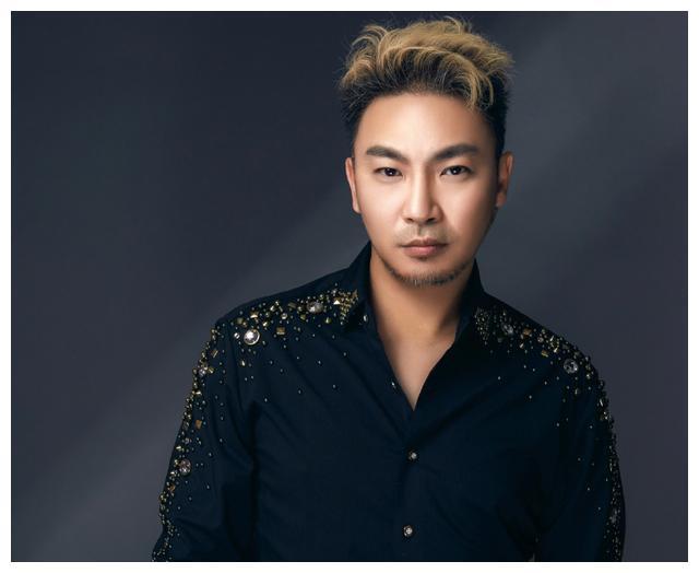 他没有回来,而是选择了经商.此时,陈少华由妻子刘梦琪陪同.