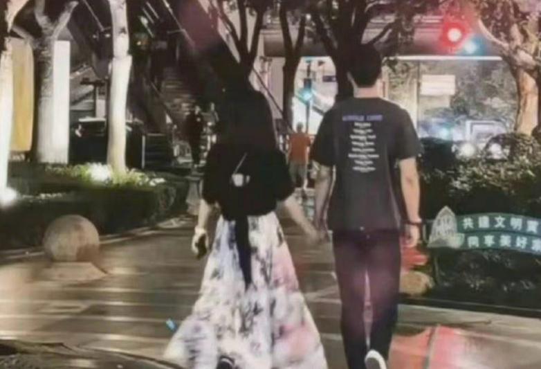 王子文男友吴永恩看展被偶遇,与众美女合照双手插兜站
