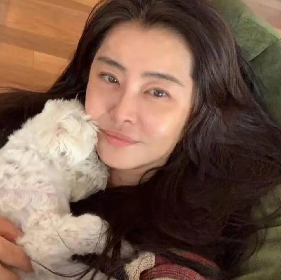 王祖贤自曝近况身材富态穿粉色衣服拍美照54岁少女心不减