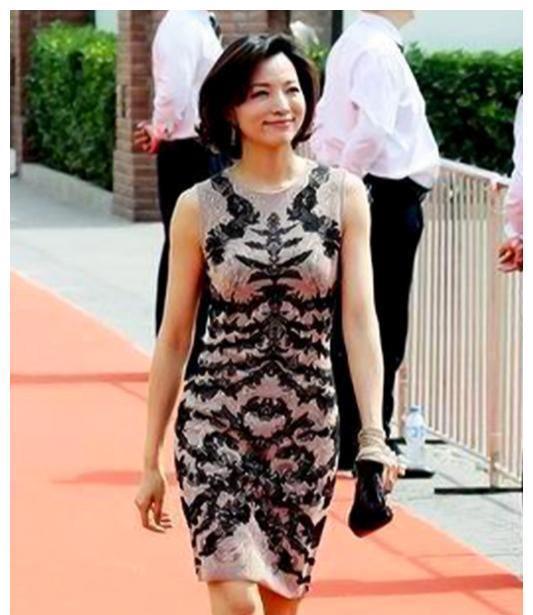 46岁董卿身材太招摇紧身礼服穿出无痕感身后保安都扭头来看