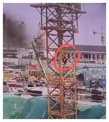 浙江23岁塔吊女网红小邱妹坠亡,工友:高塔上一脚踩空掉下去的