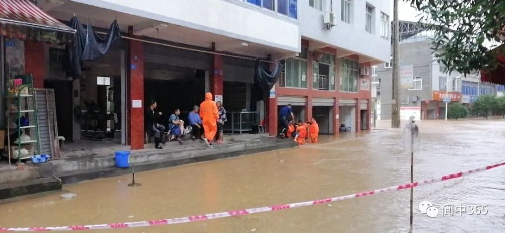 阆中暴雨过后,在石滩,河溪,飞凤看到的这一幕!