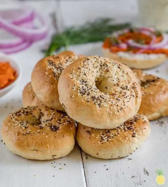 贝果(bagel,又名百吉饼,百吉圈,起源于波兰犹太社区的面包制品,是