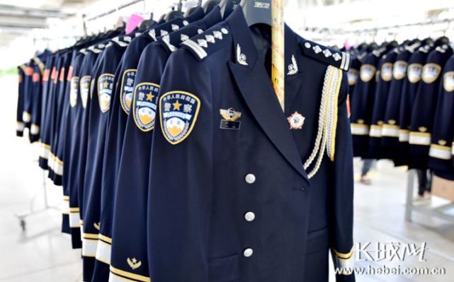 3月4日,由际华三五零二参与设计制作的中国人民警察警礼服正式列装.