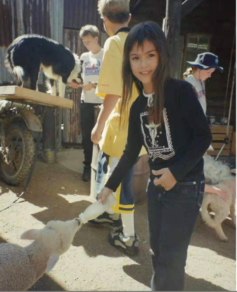 天王嫂从小被富养,昆凌童年学骑马满脸笑容,还拿牛奶喂羔羊,普通人不