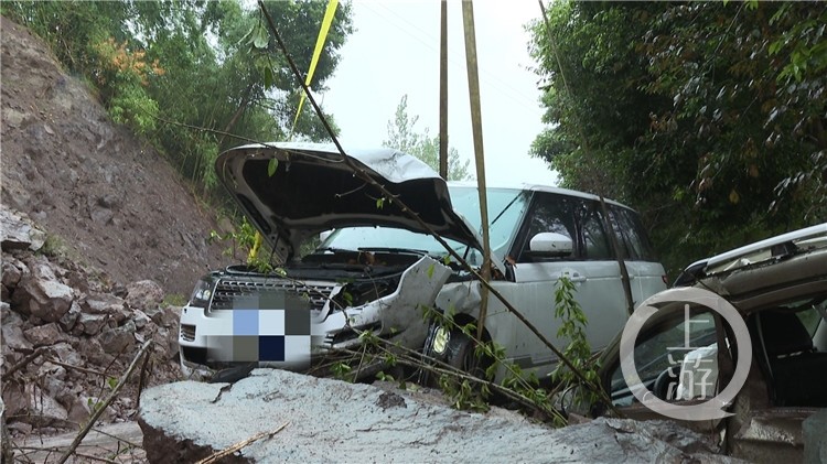 忠县漕溪大桥西桥头附近公路边坡发生塌方,两辆车被巨石冲到路边,交通