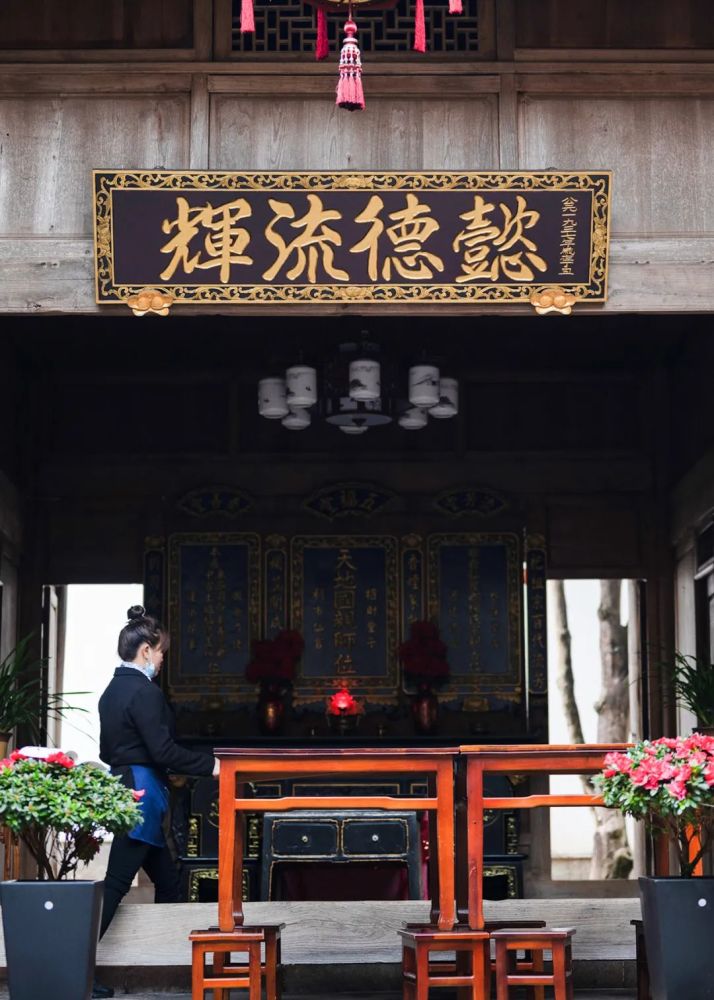 腾冲人家的家堂设在正房的明间,体现其以"中"为贵,以"上"为贵.