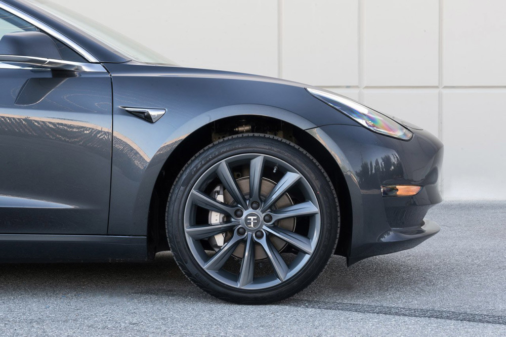 model3至少得上个19寸轮毂毕竟最贵的时候落地70万