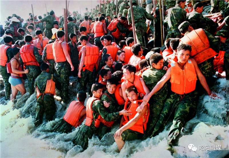 1998年夏,人民子弟兵在江西九江奋力抗洪抢险,誓死保卫长江大堤