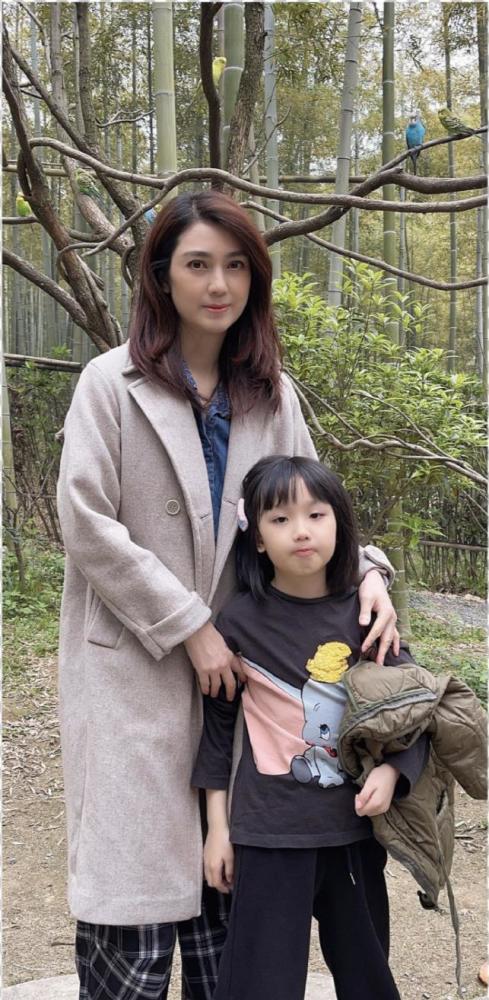 洪欣携7岁女儿出游,彤彤近照身材高挑五官精致,但没有妈妈惊艳