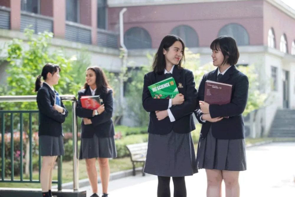 重庆枫叶国际学校的黑色西装外套搭配灰色裙子,显得简单干练.