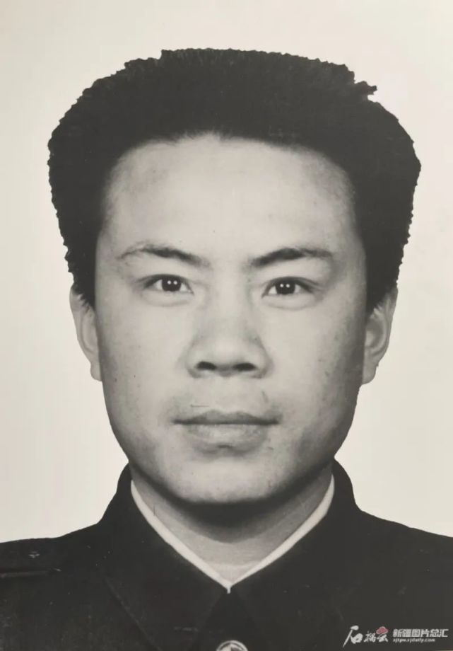 龙飞是原伊犁地区公安局防暴支队一中队一分队队长,1998年4月20日,在