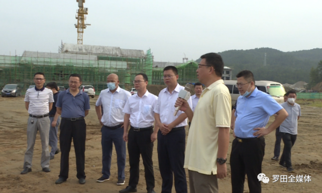 书记,代理县长周黎,县委委员,县人大常委会主任郭建明与县领导秦新平