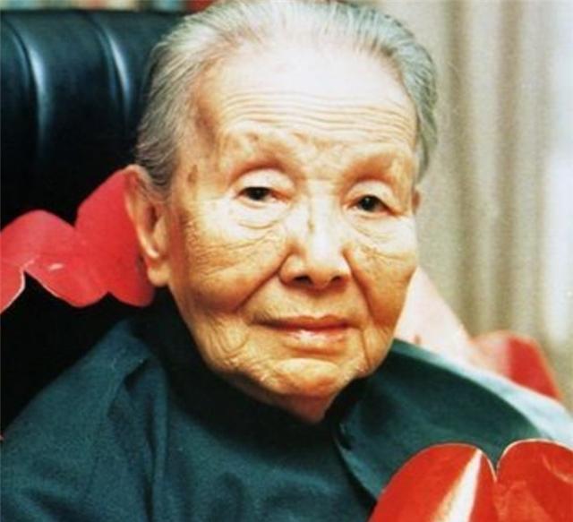 冰心去世后,孙子为何用红漆在她墓碑上写