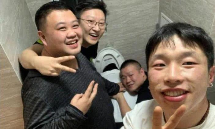 他是郭德纲师弟,德云社里只有他能单独开公司,面相老实却有花臂纹身