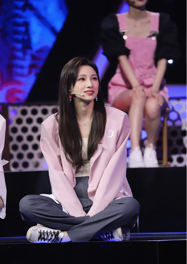 "央视脸"的门槛真挺高,央视女主持人马凡舒出圈,巴掌
