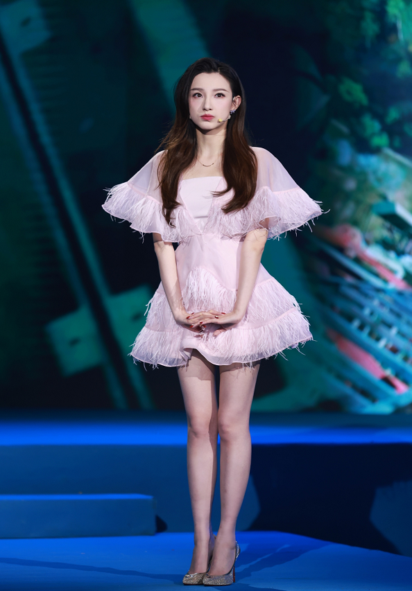 央视脸的门槛真挺高央视女主持人马凡舒出圈巴掌脸太精致