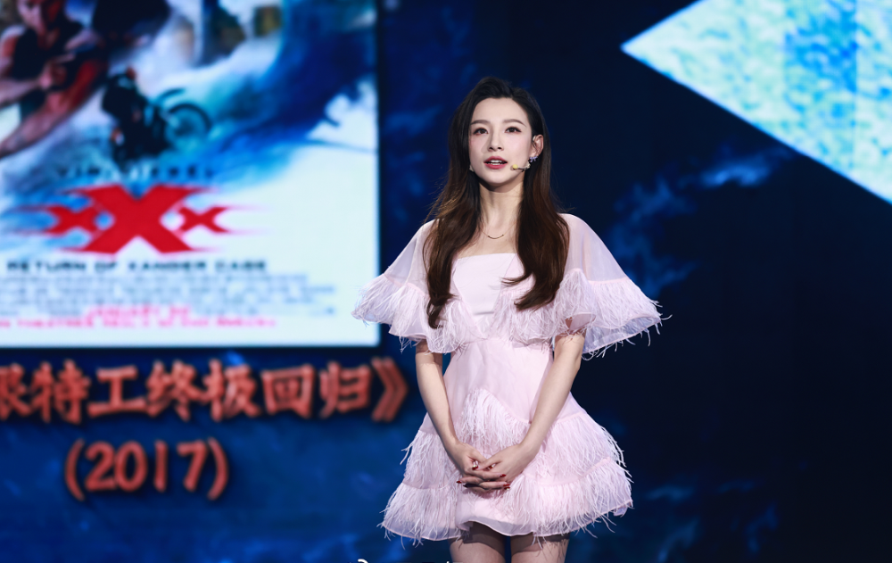 "央视脸"的门槛真挺高,央视女主持人马凡舒出圈,巴掌脸太精致
