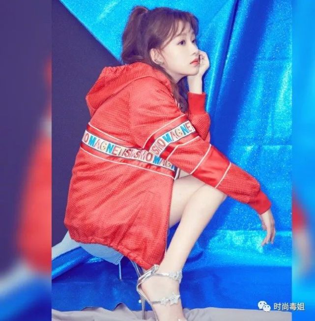 孙怡运动上衣配牛仔小裙子,获网友点赞:孙怡最美,没人