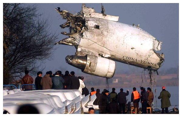 包头空难现场照片:飞机掉湖里,砸死冬泳者,美貌空姐!