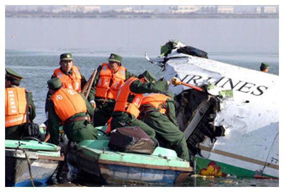 包头空难现场照片:飞机掉湖里,砸死冬泳者,美貌空姐