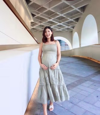 香港著名女星挺巨肚穿超短娃娃裙买朱古力饼,自嘲"养胎如养猪"